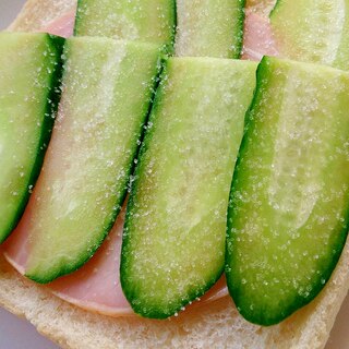 ハムときゅうりの朝食パン